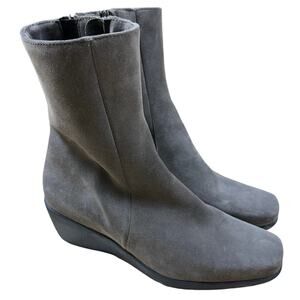 La Canadienne NWOB Ella Wedge Zip Ankle Light Taupe Suede Mid Calf Boot Sz 5.5M